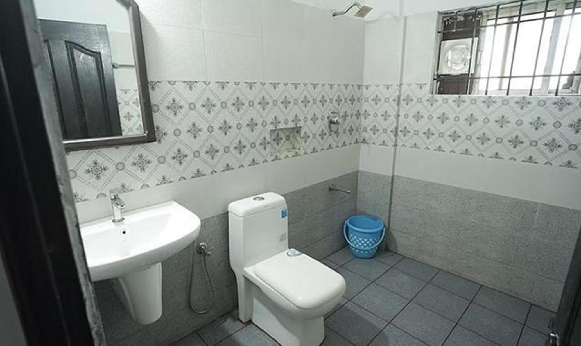 Fabhotel Lime Light Kochi Bagian luar foto